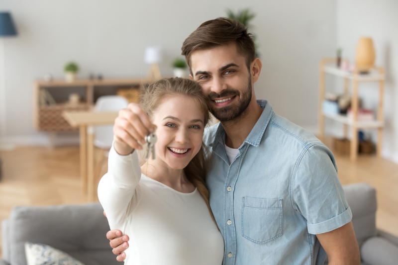 Läget på bostadsmarknaden 31132599-head-shot-portrait-of-happy-couple-in-love-holding-keys