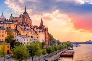 Hotelltips inför visningshelg i Stockholm Stockholm, Sweden. Scenic summer sunset view with colorful sky of the Old Town architecture in Sodermalm district.